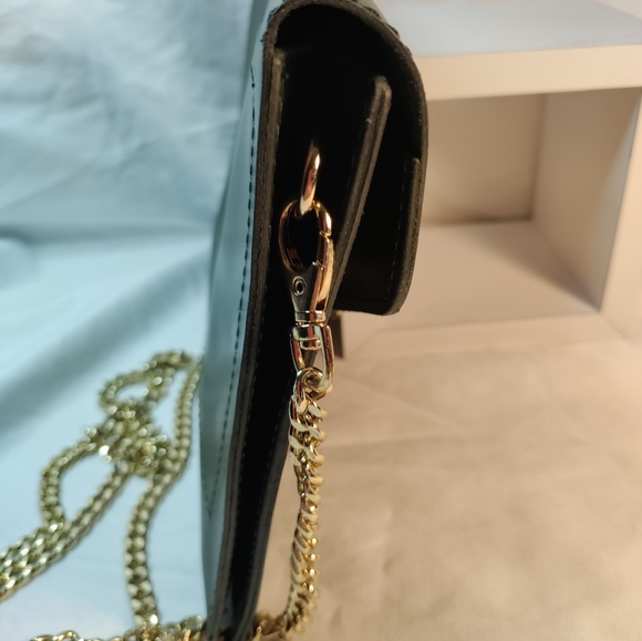 Forest green handbag with gold chain strap - Picture 3 of 7